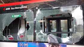 Las ventanas de bus, destrozadas tras la explosión de la Verneda / CEDIDA