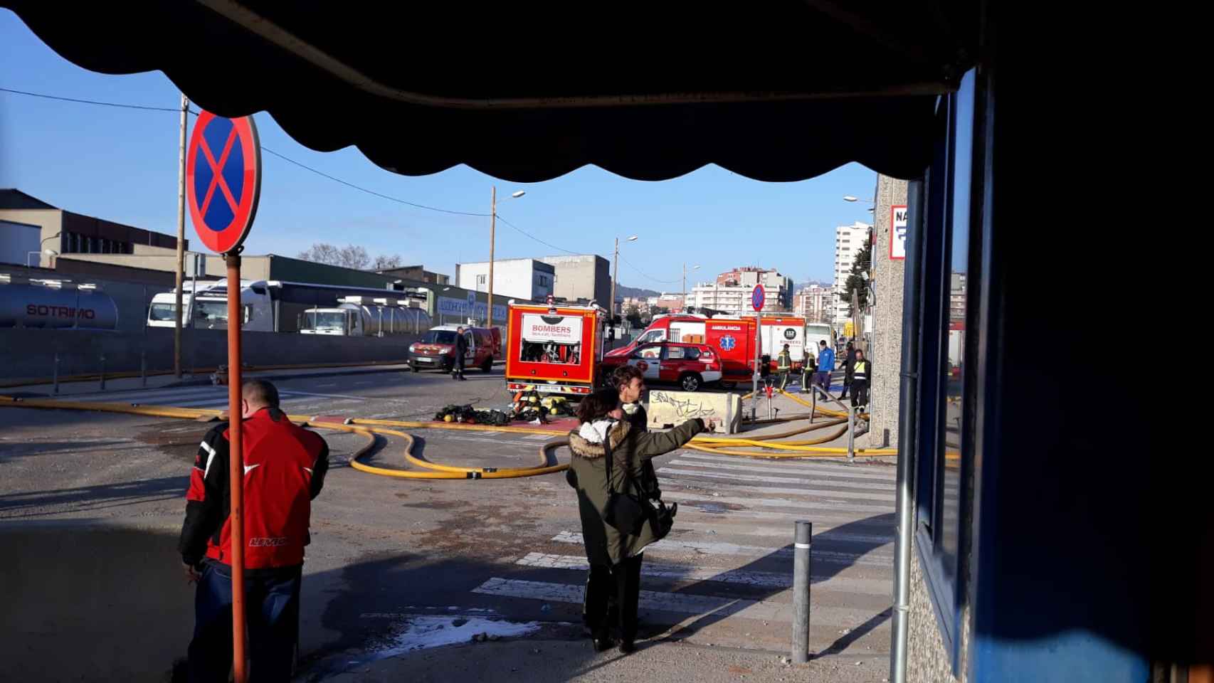 Bomberos en la zona de la explosión de la Verneda, este miércoles / MA