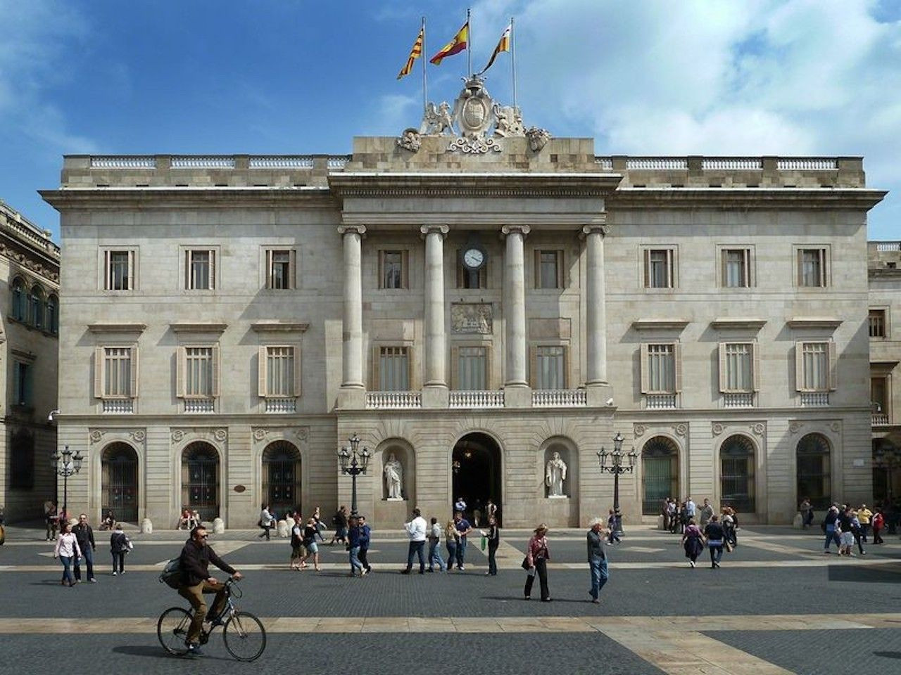 Imagen del Ayuntamiento de Barcelona y la plaza Sant Jaume 