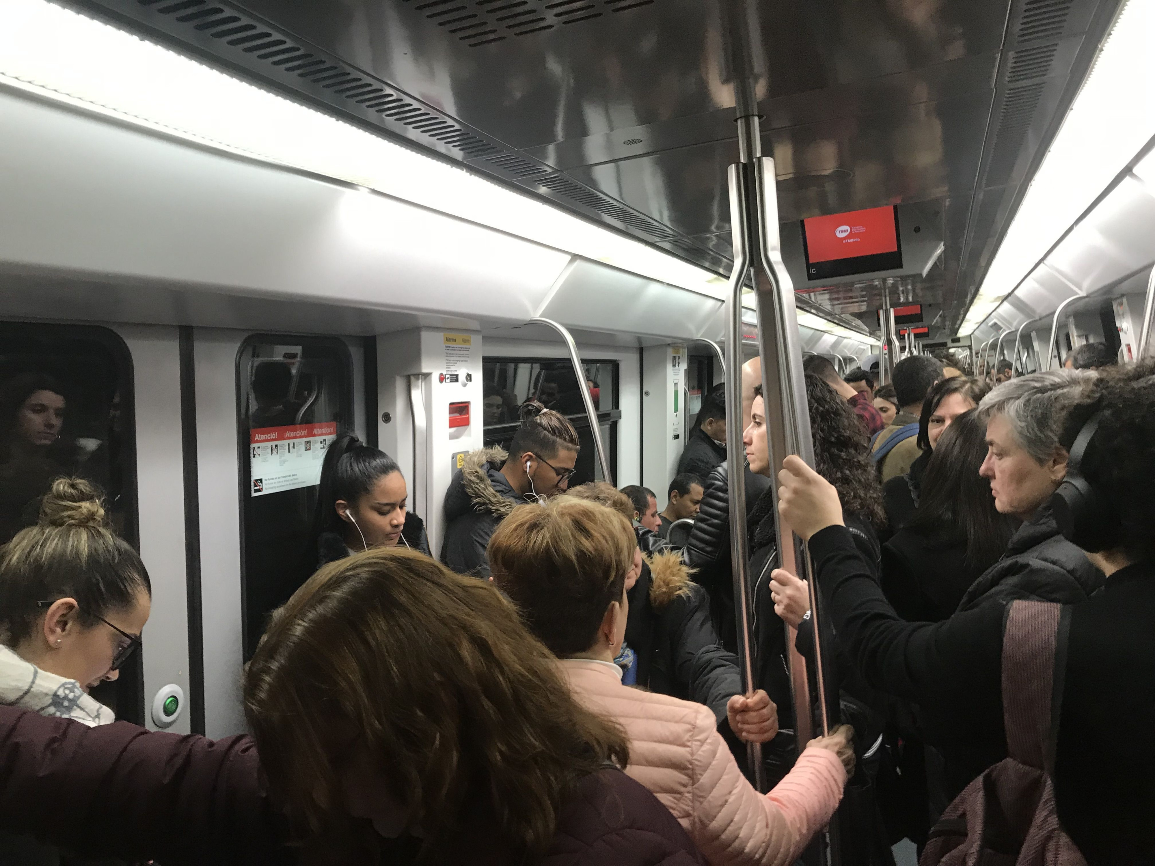 Convoy del metro de Barcelona lleno de pasajeros / TMB