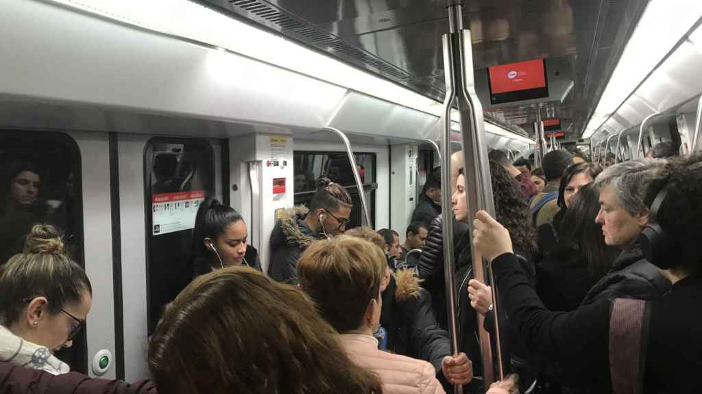 Convoy de metro de TMB lleno hasta arriba de pasajeros / TMB