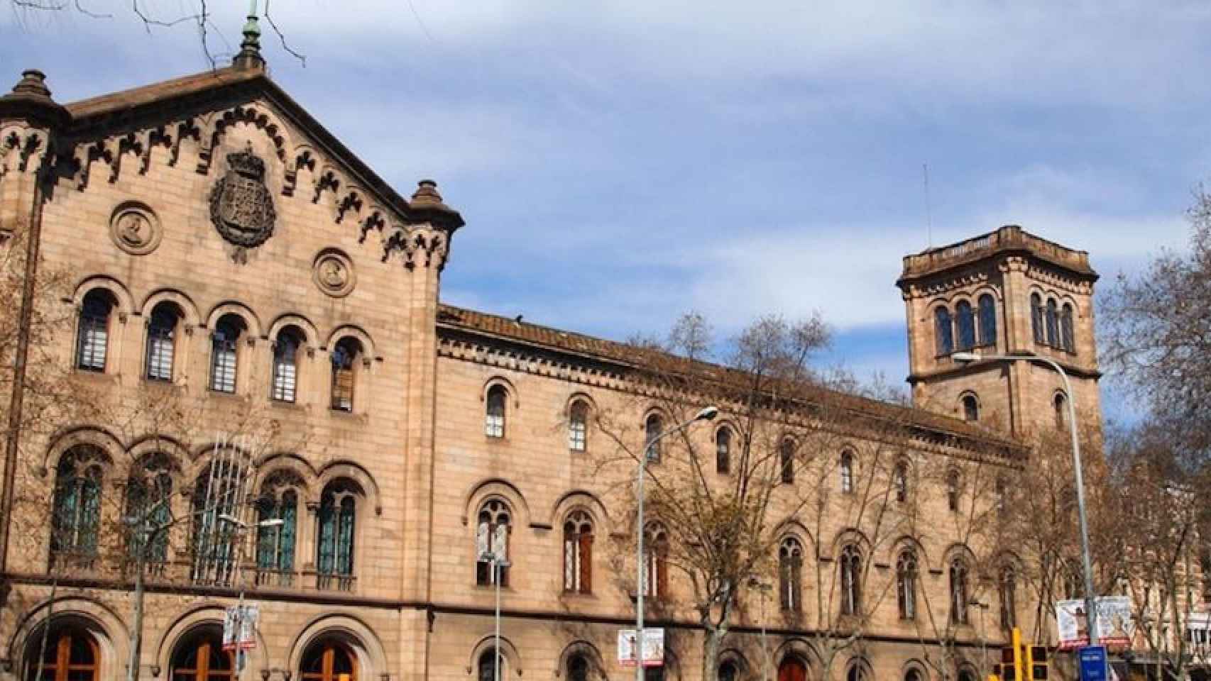 Edificio de la Universitat de Barcelona / UB