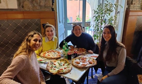 Carla con unas amigas en Nápoles / CARLA RODRÍGUEZ TRABAL