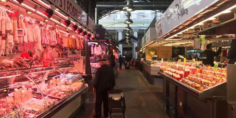 Panorámica de diferentes paradas de la Boqueria, con muy poca gente por el confinamiento / EFE