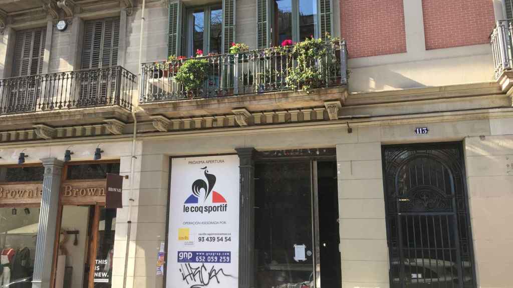 Exterior de la tienda de Le Coq Sportif en Rambla Catalunya