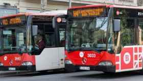 Buses en una calle de Barcelona