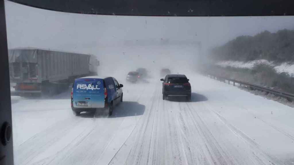 La autopista AP-7 cubierta de polvo por un error en una fábrica de Castellbisbal