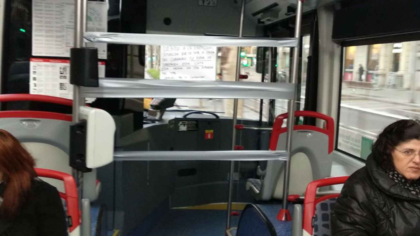 Puerta metálica en un bus de Barcelona de TMB, este viernes / MA