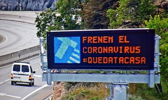 Cartel de Trànsit para reducir los desplazamientos / TRÀNSIT