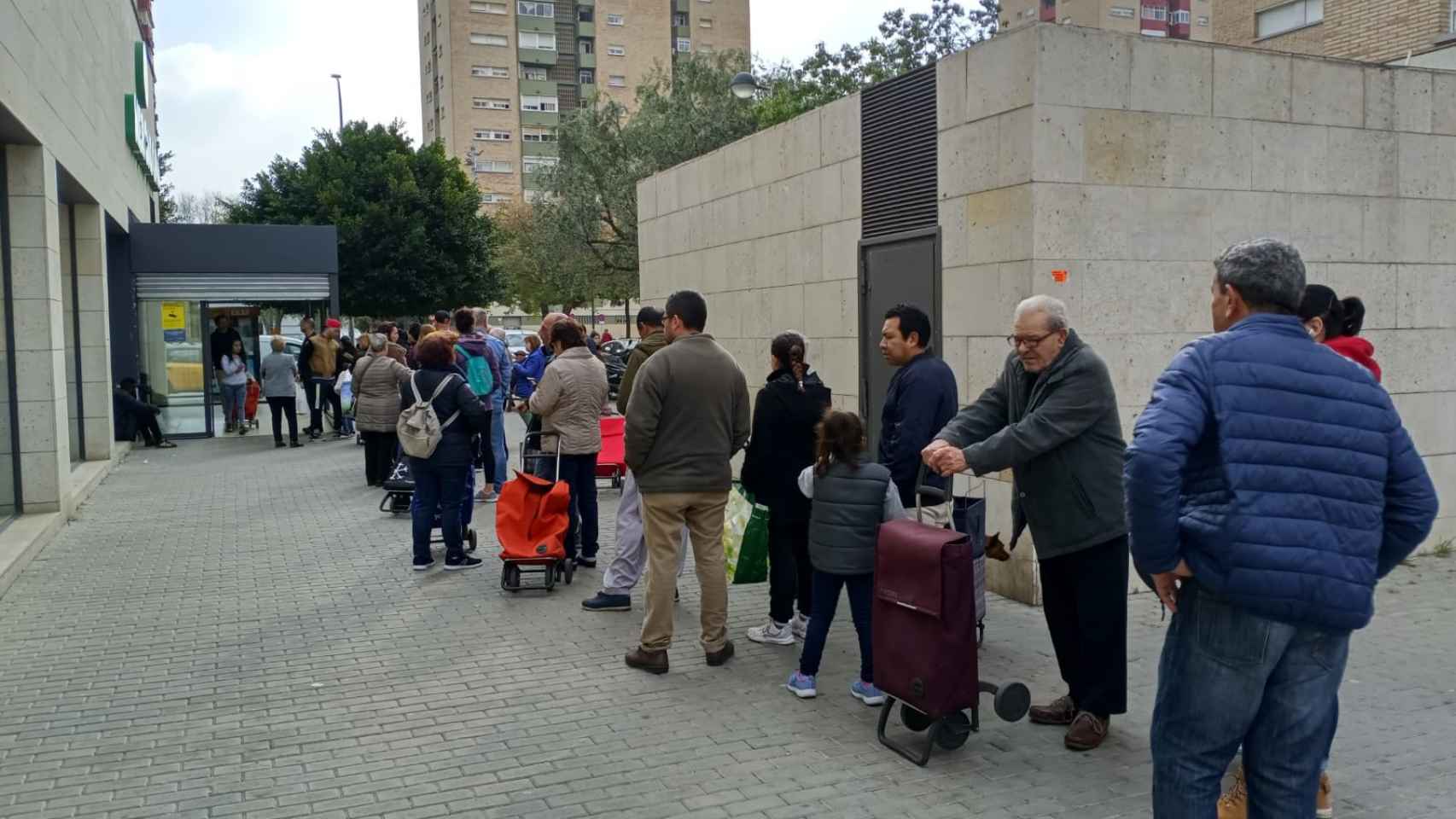 Colas en un supermercado de l'Hospitalet, donde los clientes entran de siete en siete para comprar