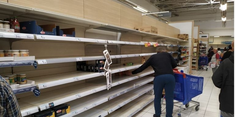 Estanterías vacías en un supermercado de l'Hospitalet de Llobregat este viernes / @Bellvitgejose1