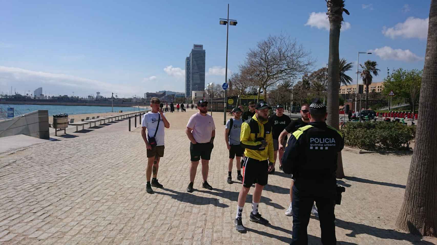 Un grupo de turistas parado por la Guardia Urbana en las playas / M A