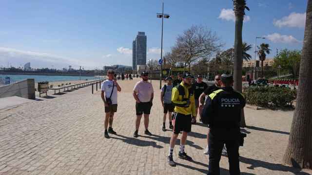 Un grupo de turistas parado por la Guardia Urbana en las playas / M A