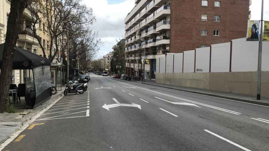 La calle Mandri, en el barrio de Sant Gervasi, vacía este domingo al mediodía / DF