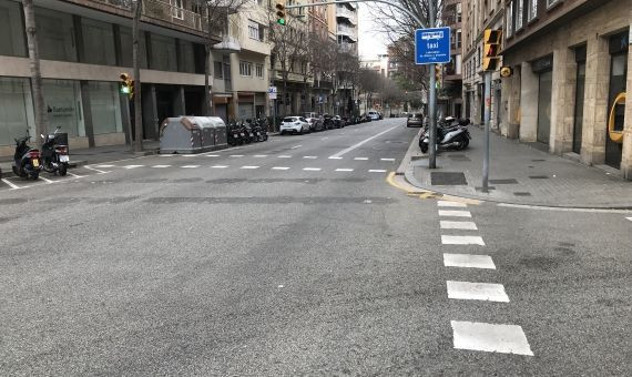 Una calle Muntaner sin apenas vida por el Covid-19 / DF