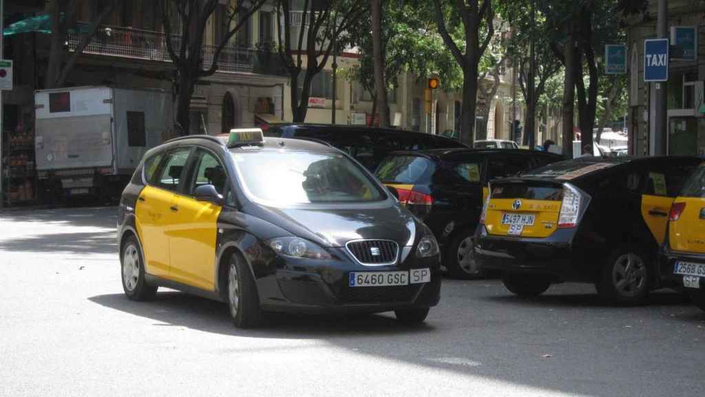 Múltiples taxis estacionados en una calle de Barcelona / EP