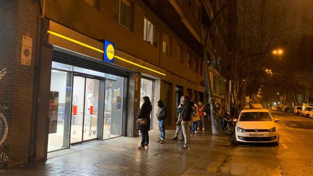 Cola en el supermercado Lidl de la calle Vila i Vilà del Poble-sec tras las restricciones por coronavirus / V.M.