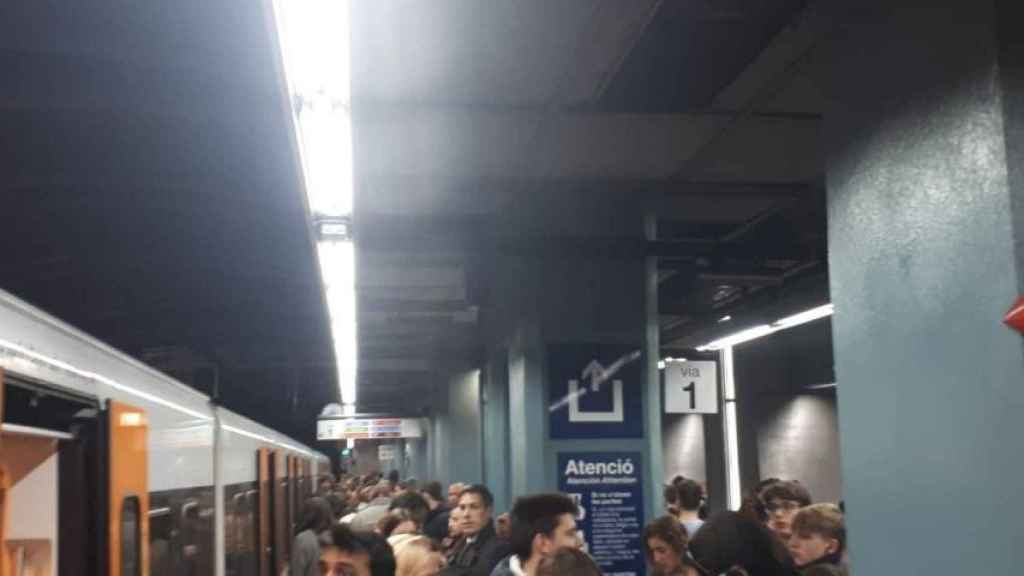 Pasajeros en la estación de Gràcia / PR