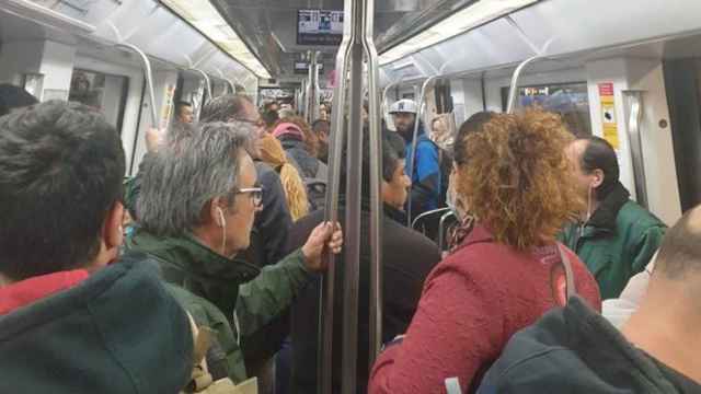 Imagen del metro de Barcelona en plena hora punta