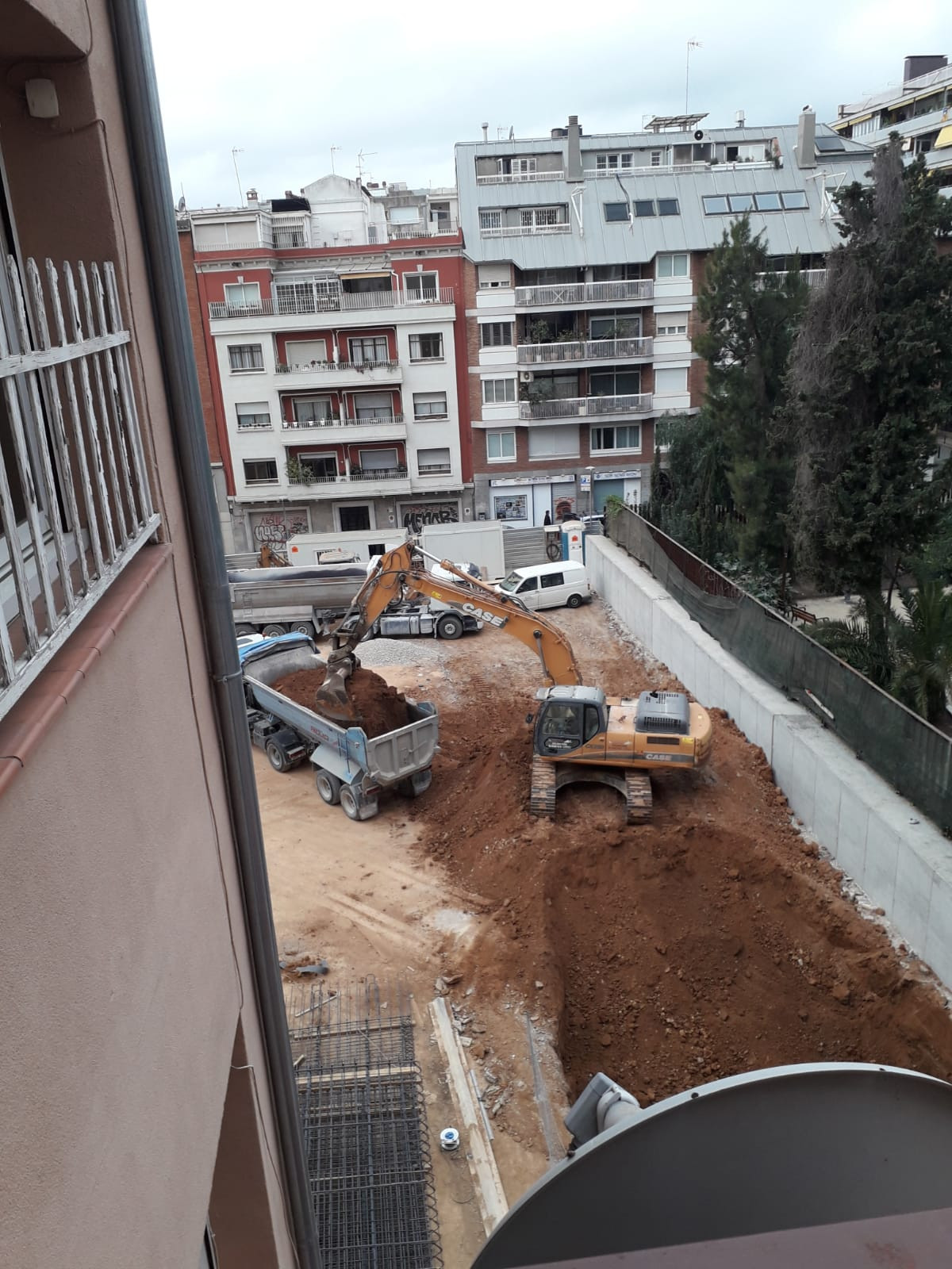 Una grúa trabaja esta mañana en Sant Gervasi / M.A