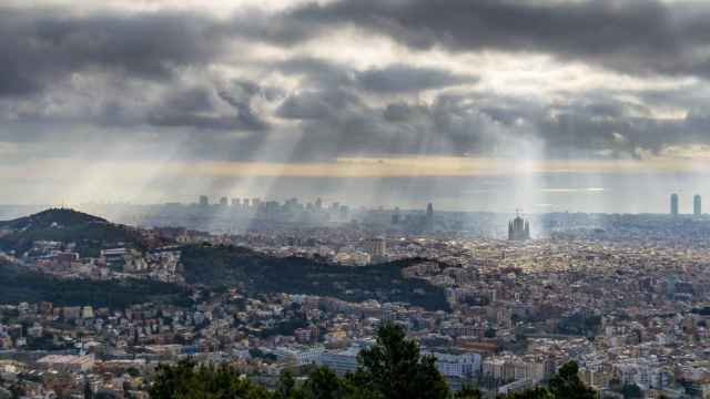 Panorámica de Barcelona con la presencia de nubes por una ola de frío