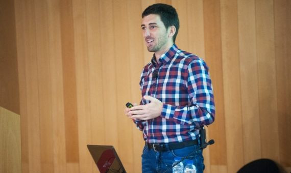 Oriol Mitjà, investigador que liderará el ensayo contra el coronavirus, en una conferencia / UVIC