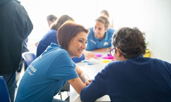 Voluntarios en una acción de la Asociación de Voluntarios de La Caixa