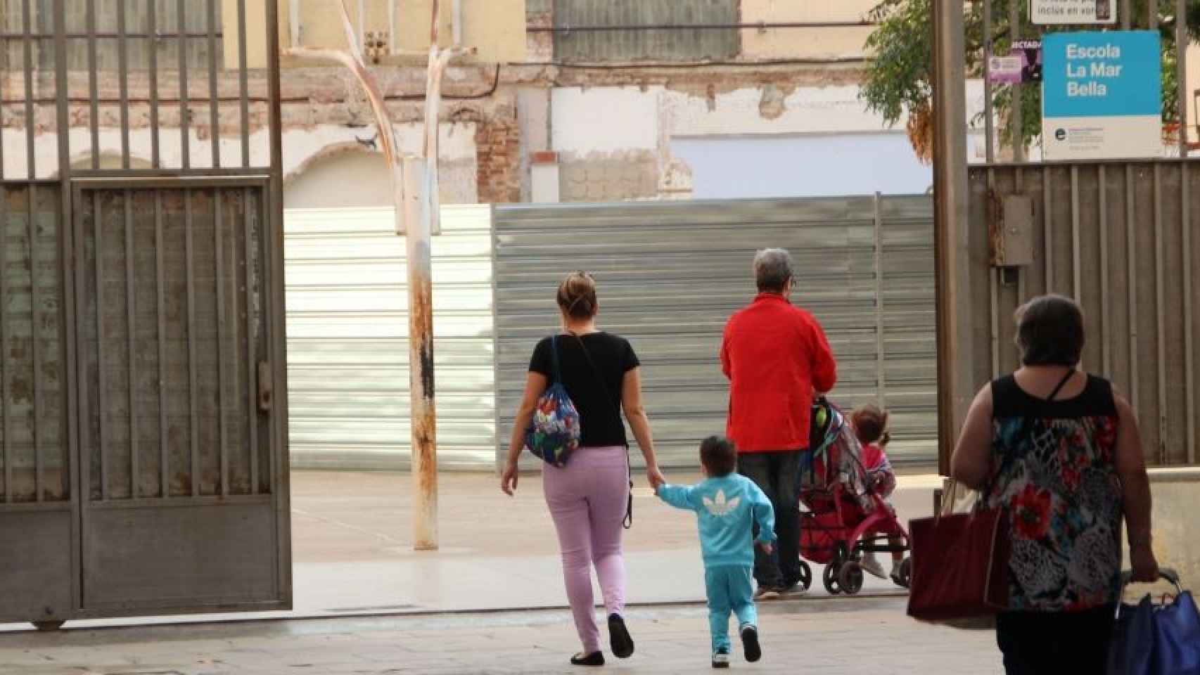 Entrada de la escuela La Mar Bella / JORDI ROMERO