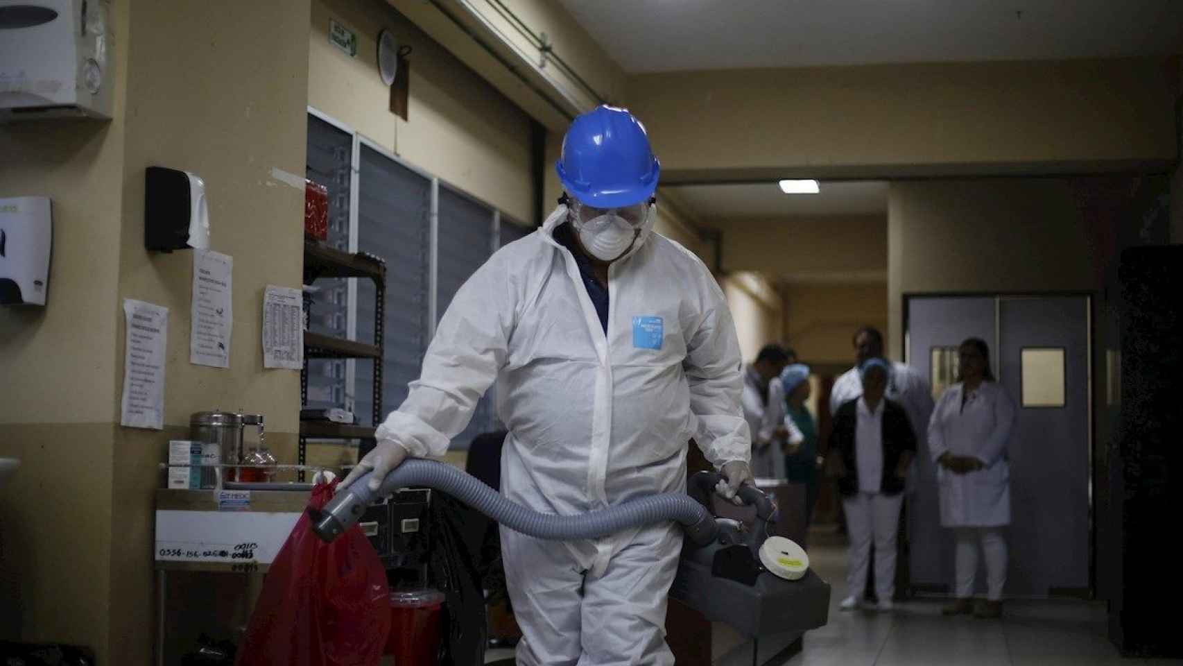 Trabajadores participan en una jornada de desinfección para prevenir el coronavirus / EFE