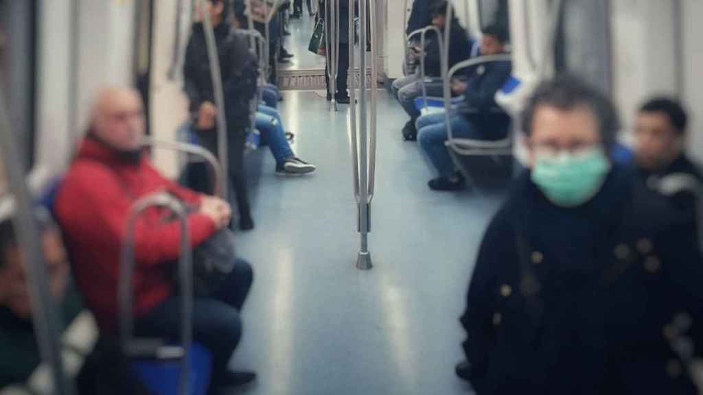 Usuarios en el metro de Barcelona / TMB