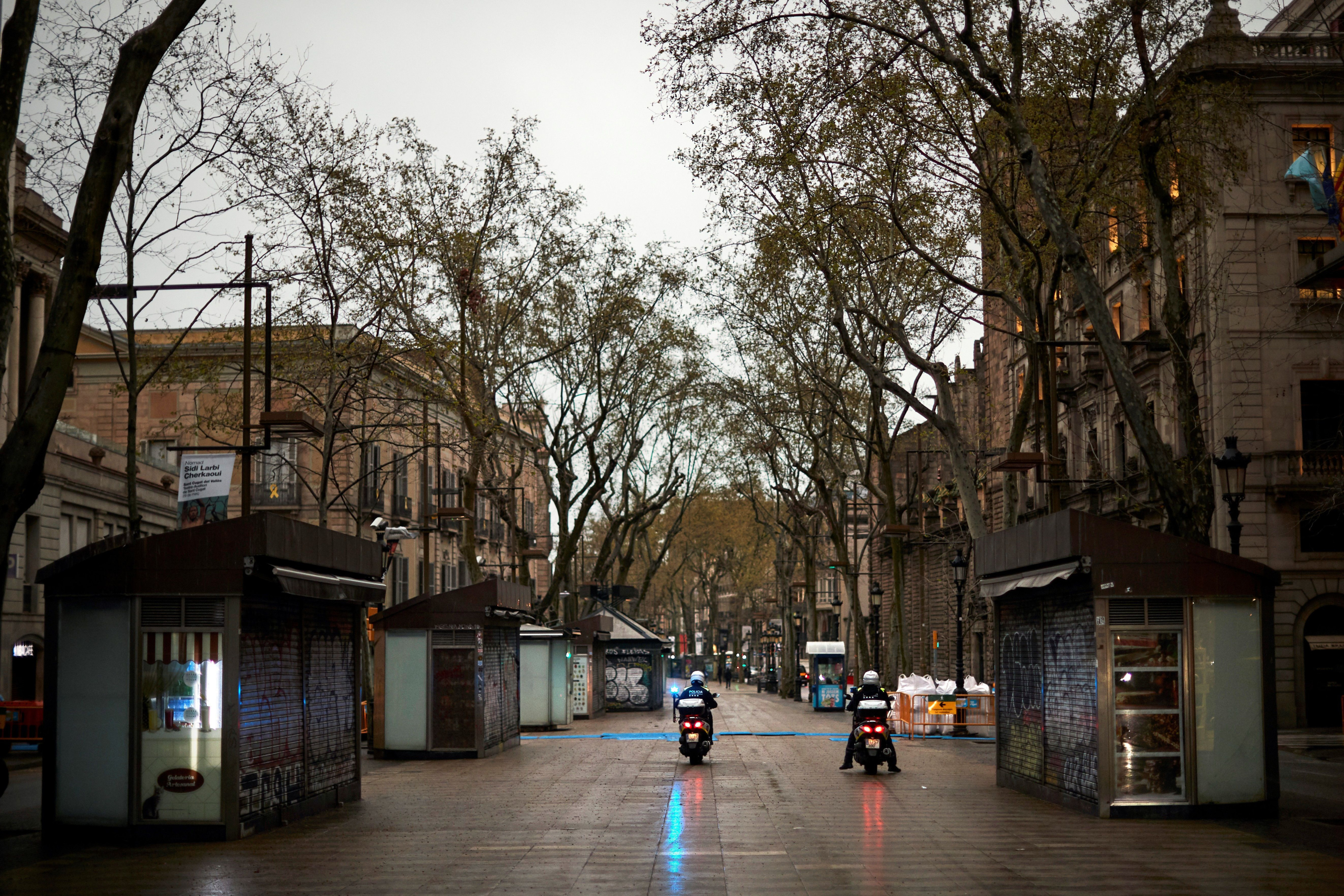 Dos agentes de la Guardia Urbana patrullan por la Rambla de Barcelona / EFE
