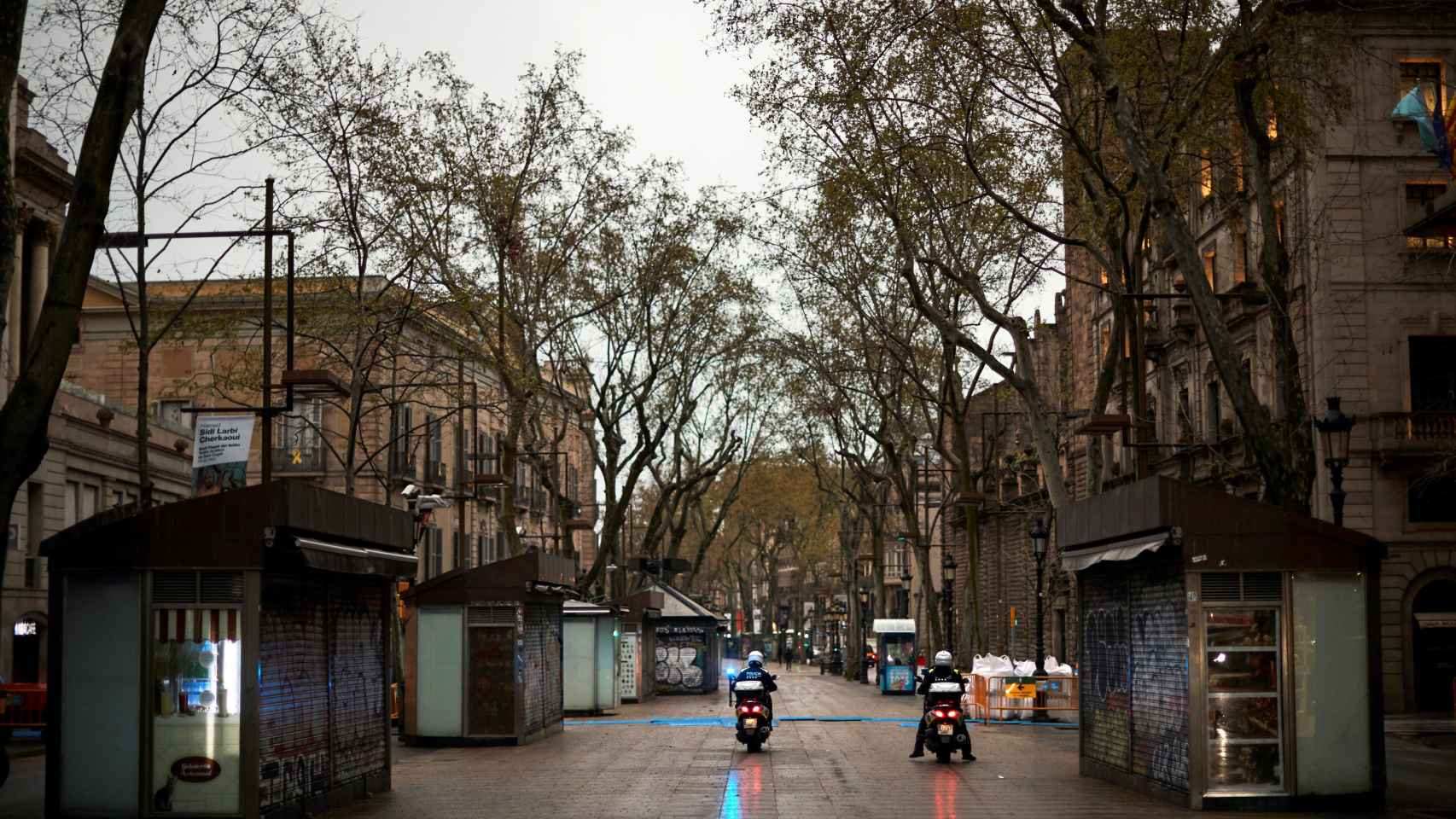 Dos agentes de la Guardia Urbana patrullan por la Rambla de Barcelona / EFE