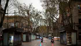 Dos agentes de la Guardia Urbana patrullan por la Rambla de Barcelona / EFE