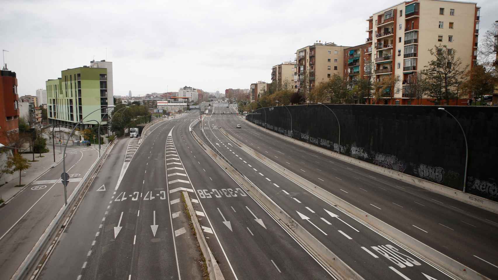 La avenida Meridiana de Barcelona totalmente vacía a causa de la crisis del coronavirus / EFE