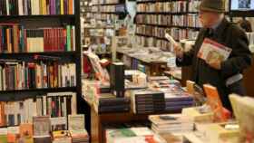 Lector en una librería, algunas de las cuales reparten a domicilio por el coronavirus / EFE