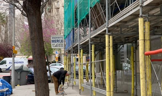 Un obrero trabaja en un andamio este martes en la calle Comte Borrell / VM