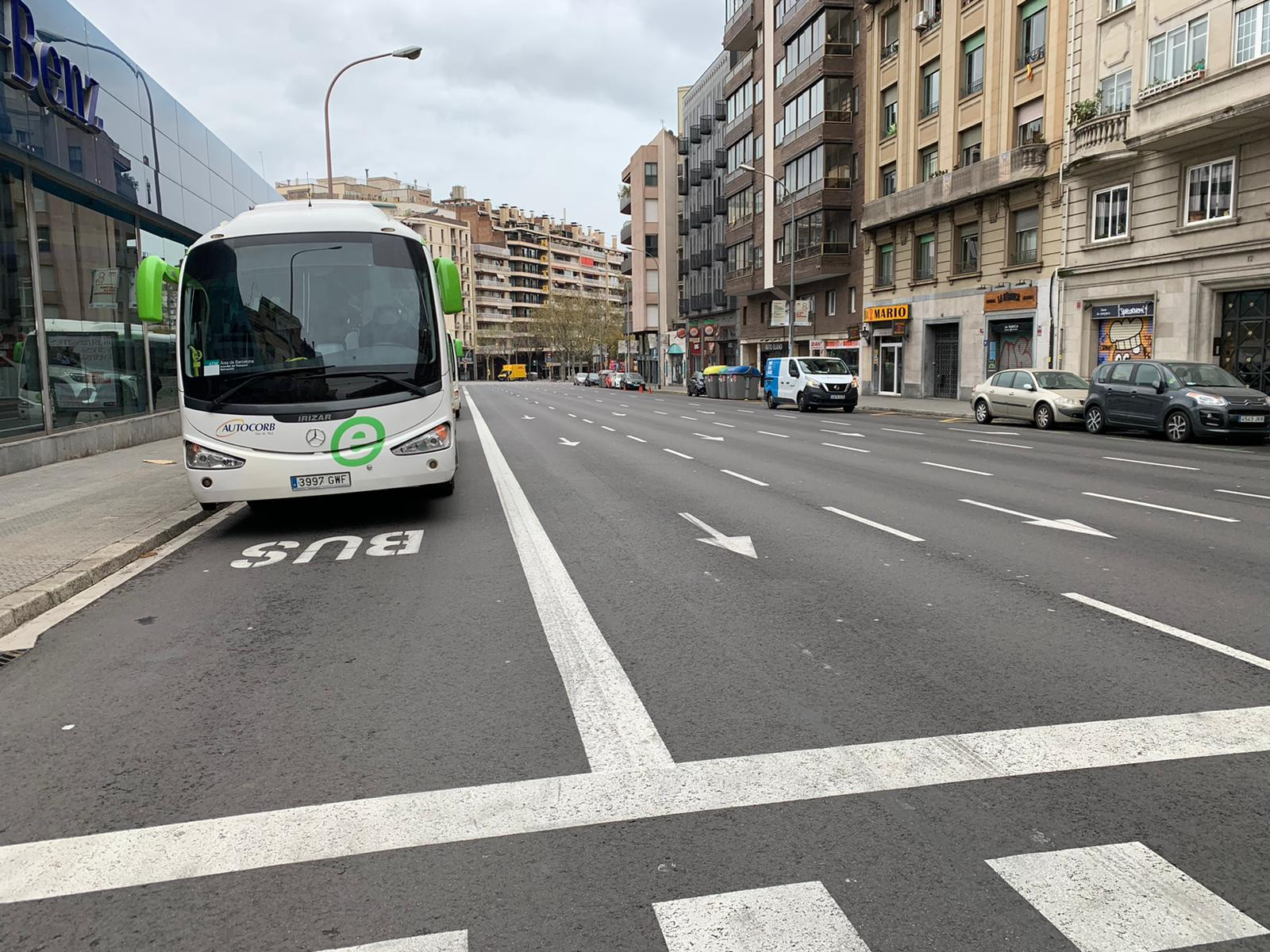 Un autocar en el distrito de Sarrià-Sant Gervasi en una imagen de archivo / ARCHIVO