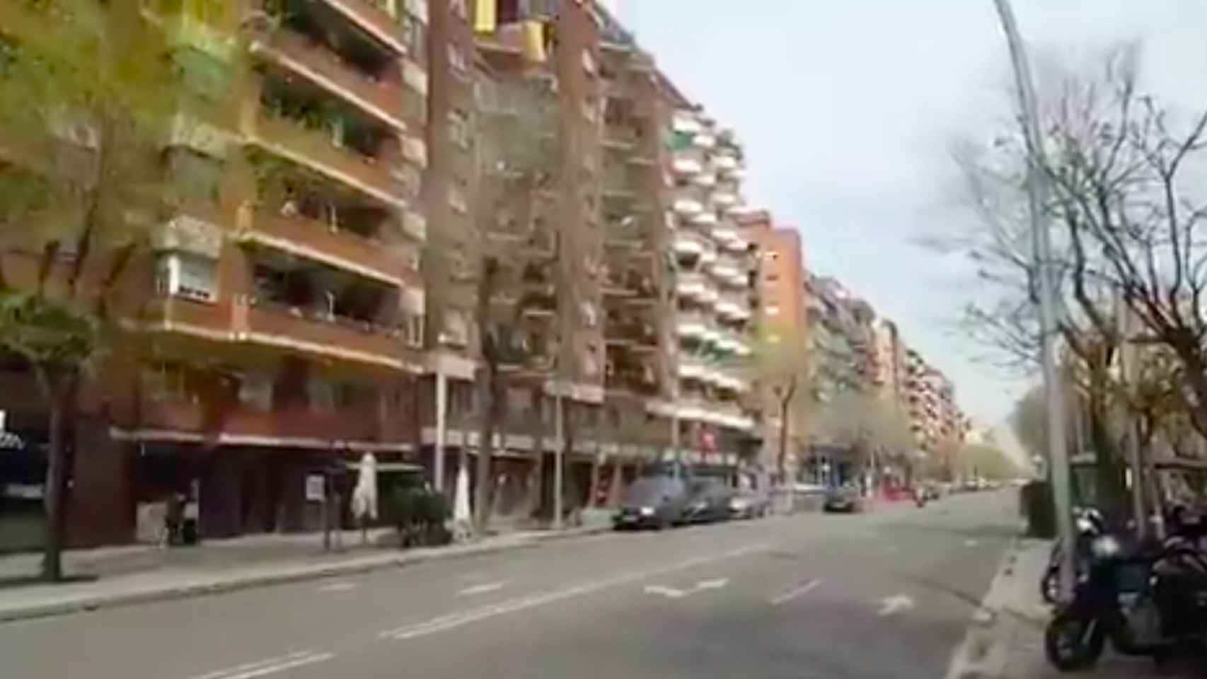 Captura de pantalla de un vídeo de la cacerolada en Barcelona para exigir que el Rey emérito done los millones saudíes / TWITTER