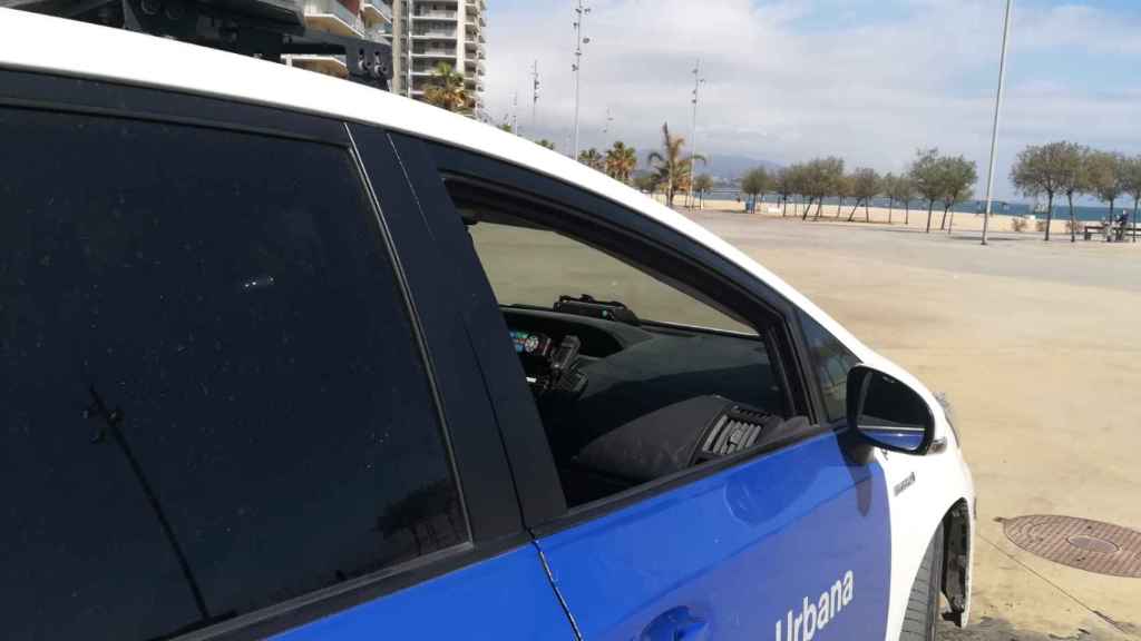 Un coche de la Guardia Urbana de Badalona patrullando por la playa / GUARDIA URBANA