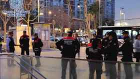 Agentes de la Guardia Urbana de Hospitalet con Policía Nacional en un operativo / EUROPA PRESS