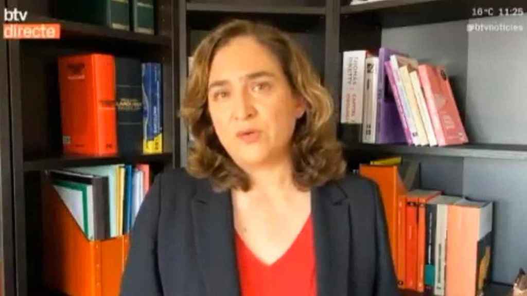 Ada Colau hace las comparecencias de prensa desde casa por estar aislada por la crisis del coronavirus / CG