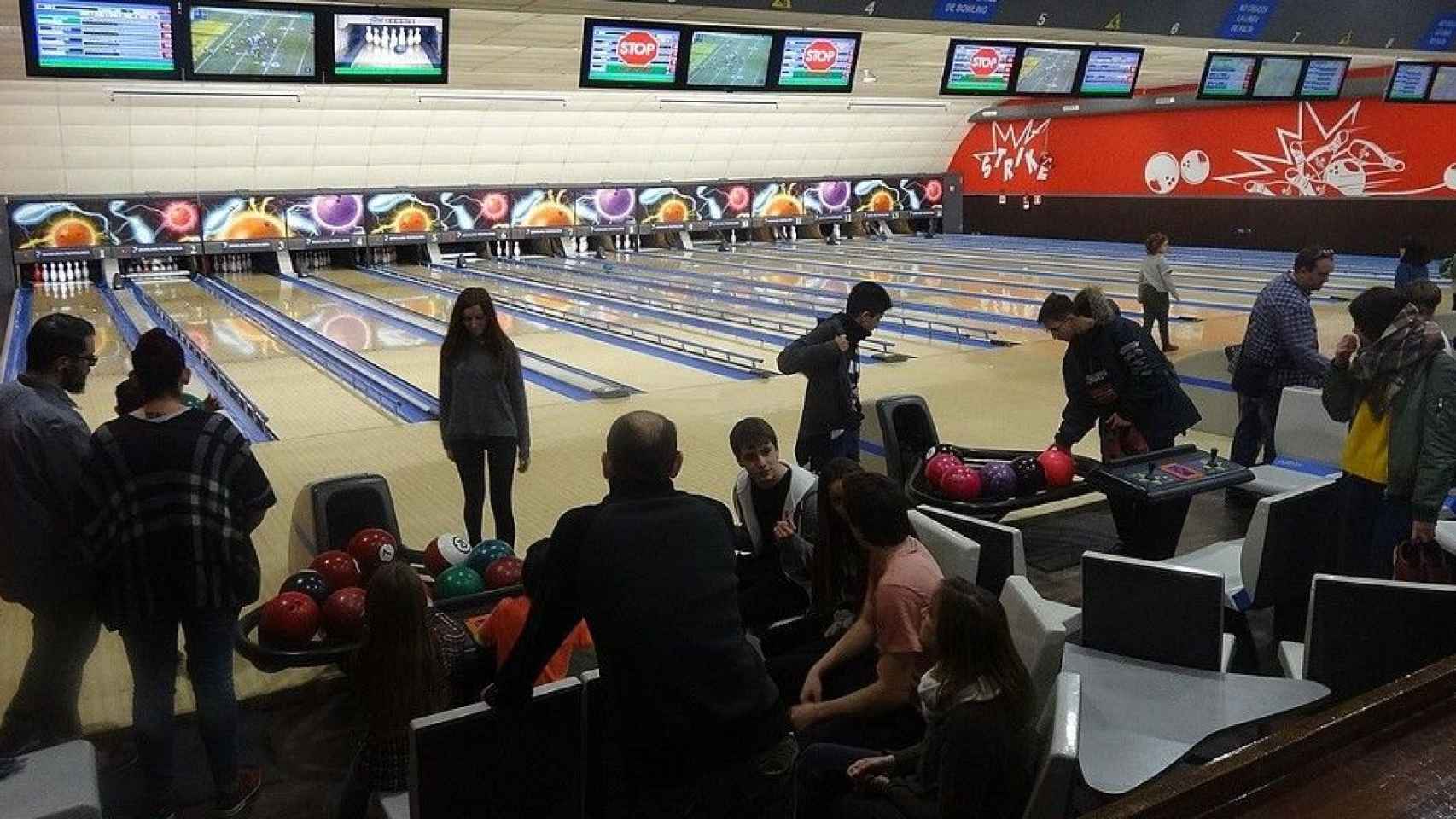 Gente jugando enBowling Pedralbes, una de las mejores boleras de Barcelona / JORDIFERRER WIKIMEDIA COMMONS