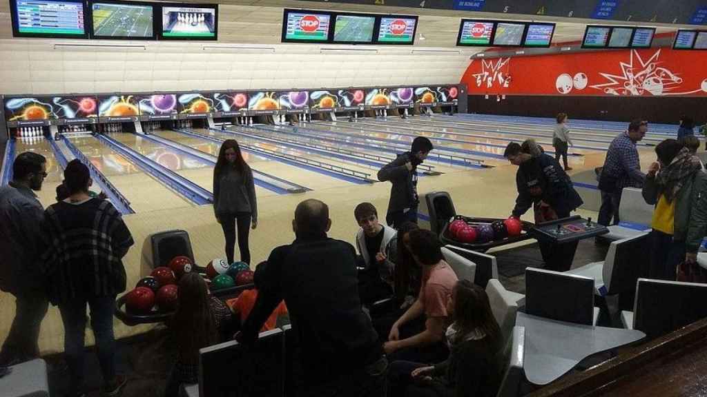 Gente jugando enBowling Pedralbes, una de las mejores boleras de Barcelona / JORDIFERRER WIKIMEDIA COMMONS