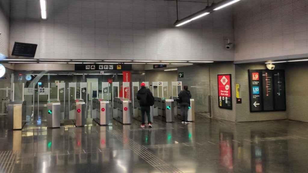 Entrada de una estación de metro casi vacía / TMB