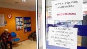 Carteles en la entrada de un CAP esta semana por el coronavirus / EFE