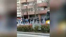 Usuarios esperando el bus en Viladecans este jueves