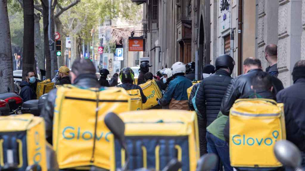 Multitud de 'riders' de Glovo esperando su turno para recoger su pedido durante la cuarentena en Barcelona / EFE