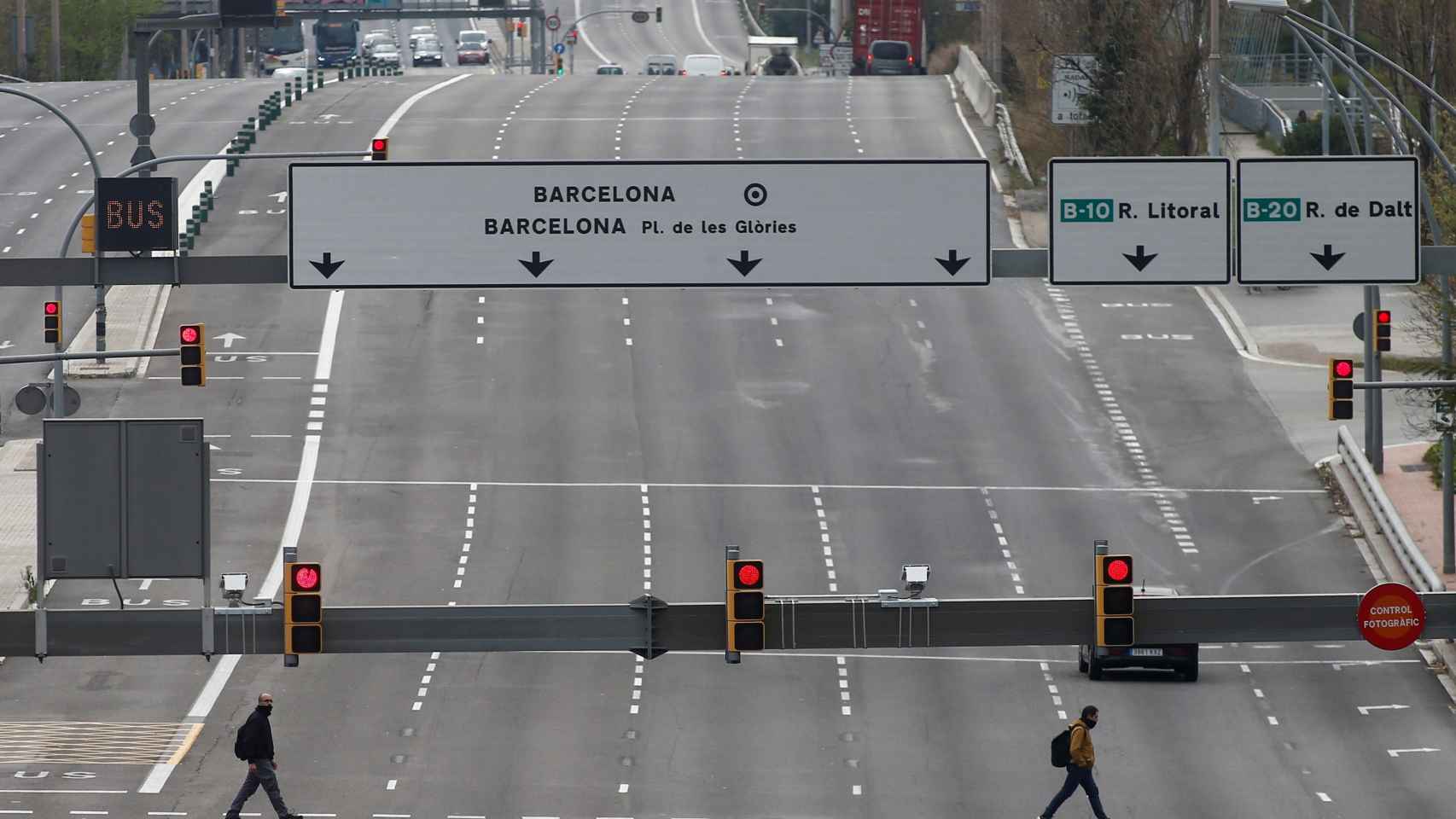 Personas cruzando la avenida Meridiana vacía por el confinamiento del Covid-19 / EFE