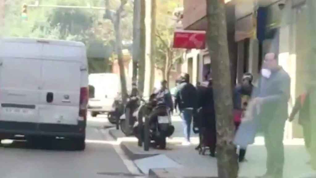 Una calle de Hospitalet, llena de gente / MA