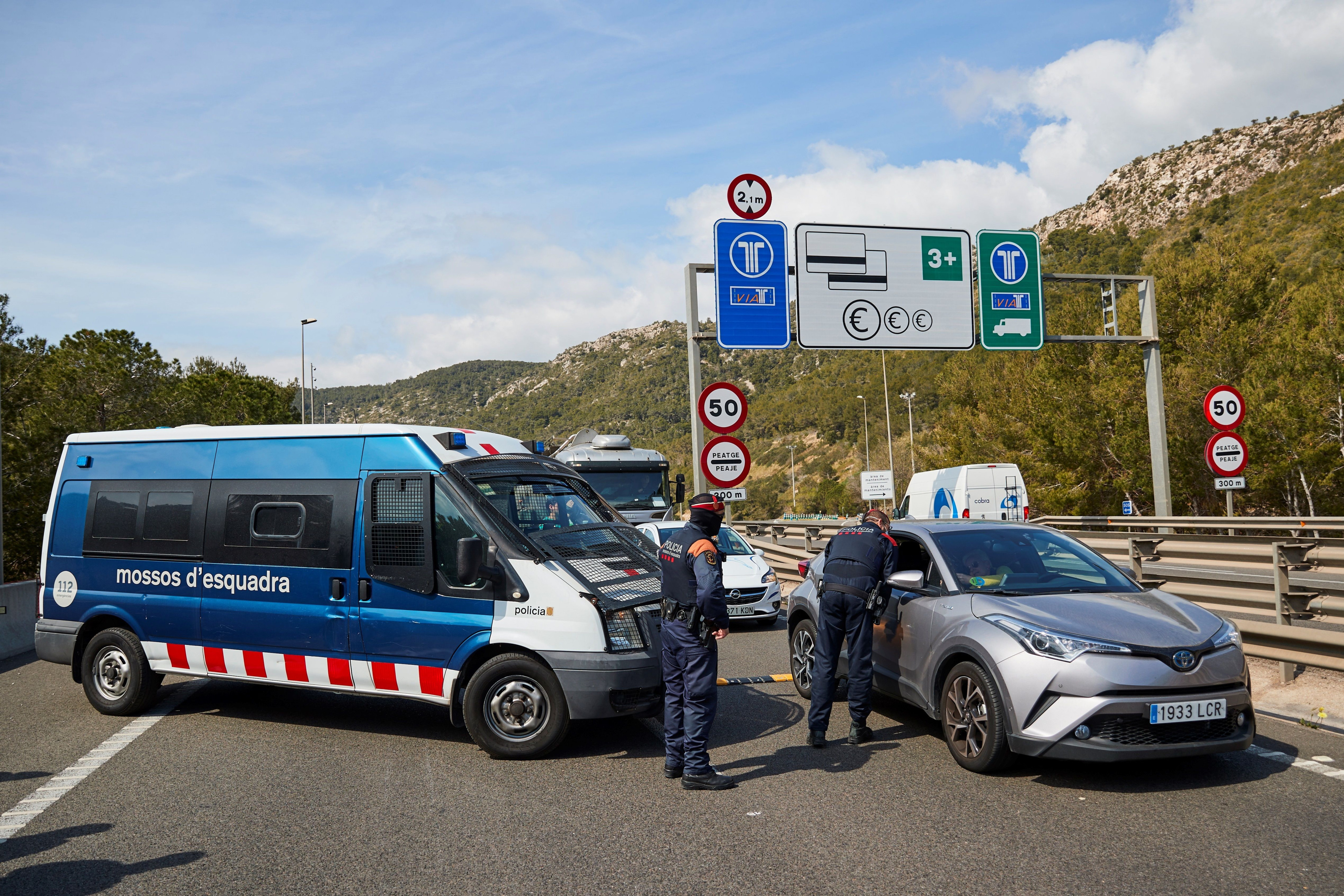 Los Mossos controlan que nadie se 'escape' de Barcelona